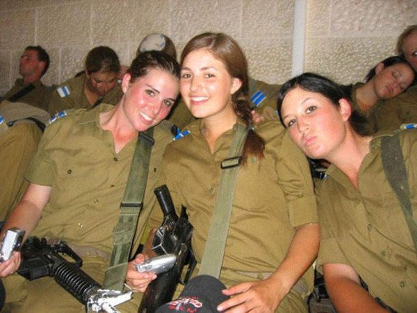 イスラエル軍の女性兵士80